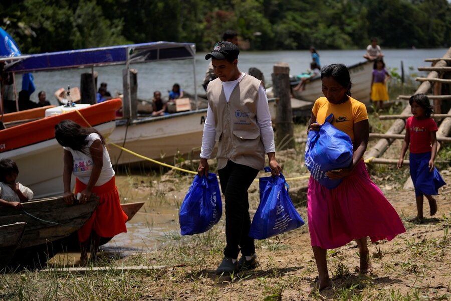 WFP entregando bolsas de alimentos a las comunidades. Foto: WFP / Matías Delacroix
