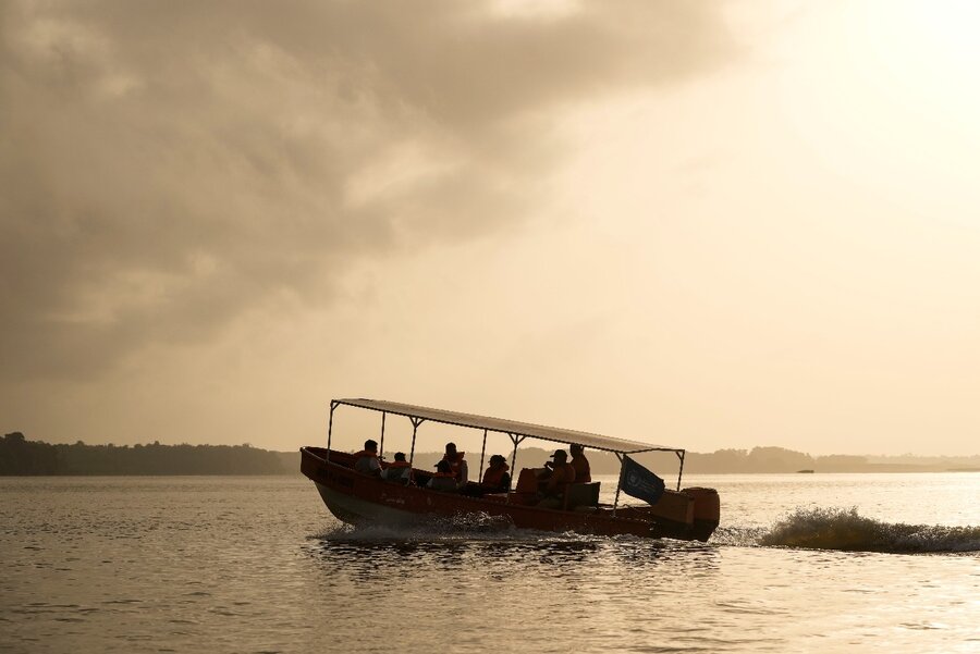 Lancha del Programa Mundial de Alimentos en el río Orinoco al atardecer. Foto: WFP / Matías Delacroix