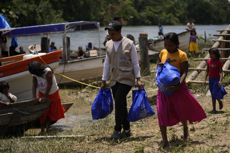 WFP y sus socios durante una distribución de alimentos en comunidades del Orinoco, Venezuela. Foto: WFP / Matías Delacroix