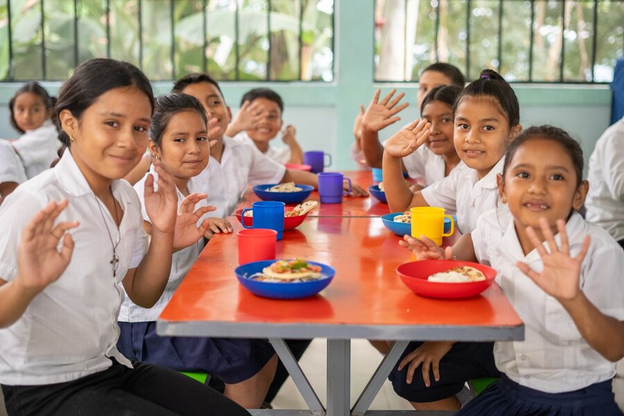 Niñas y niños reciben su alimentación escolar en Honduras. Foto: WFP / Hetze Tosta