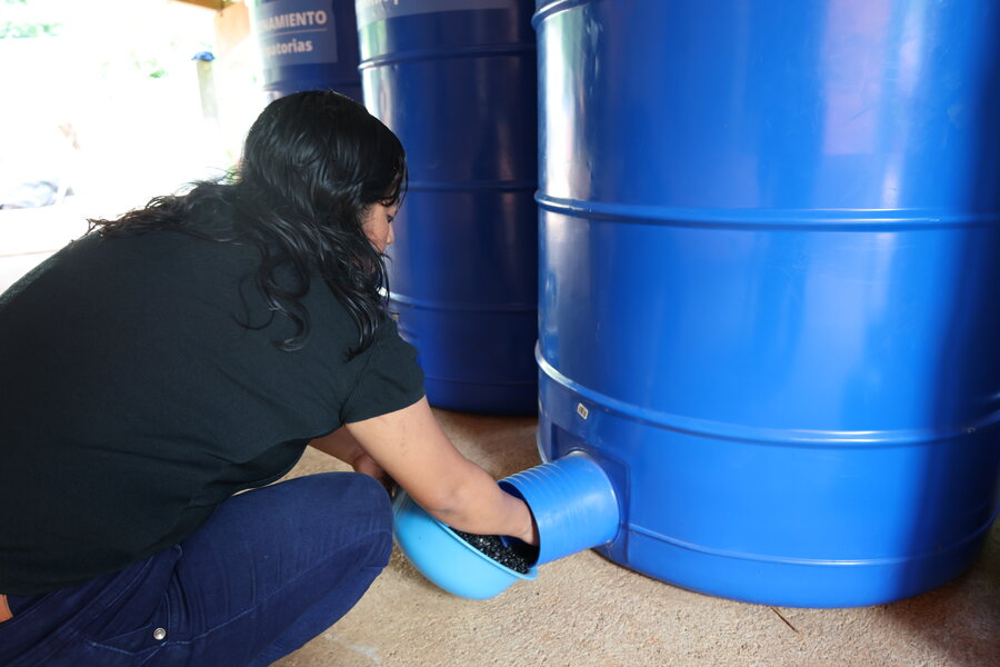 Marta recolectando granos de uno de los silos. Foto: WFP Guatemala