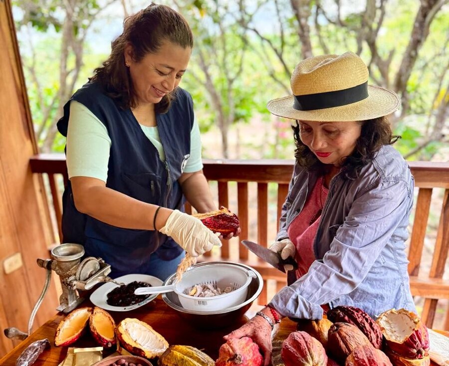 Rocio y Narcisa transformado el cacao