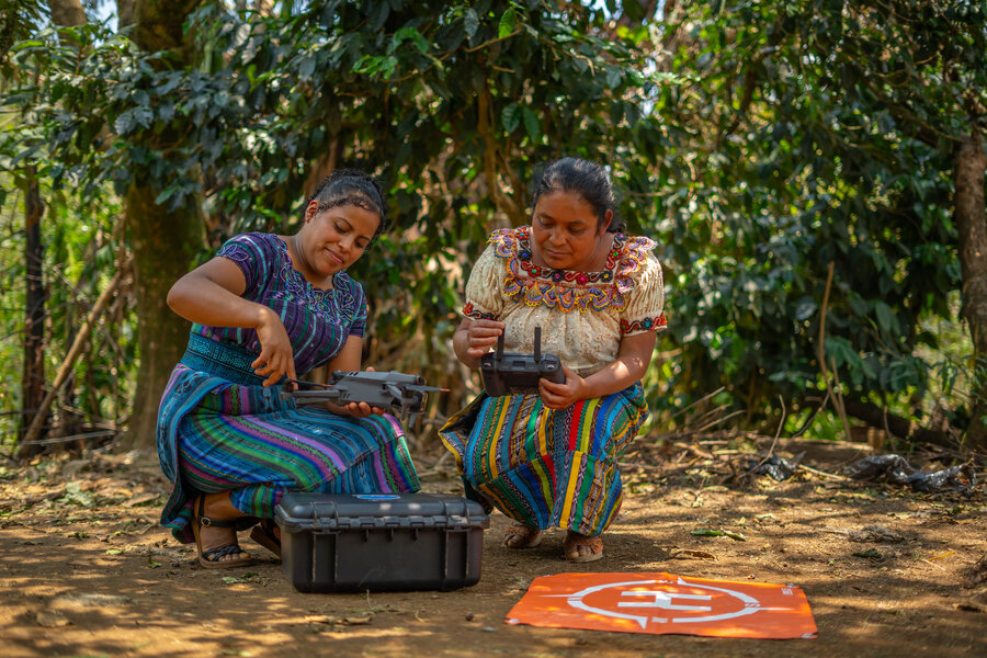 Pilotas de dron se preparan para el vuelo. © WFP / Nelson Pacheco 