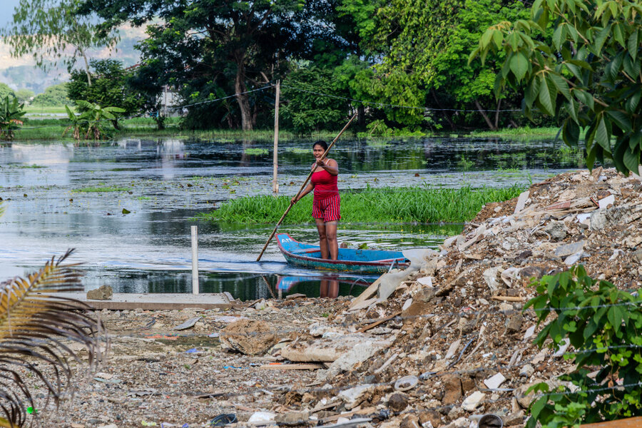 Una mujer sobre una canoa en un río