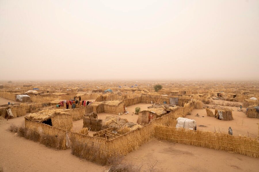 Hundreds of straw dwellings spread out across a desert landscape in Tawila, Sudan. Photo: WFP