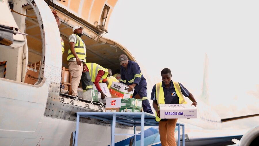 Workers carry unload cargo from a plain that will be used in the current Ebola response in eastern DRC. Photo: WFP