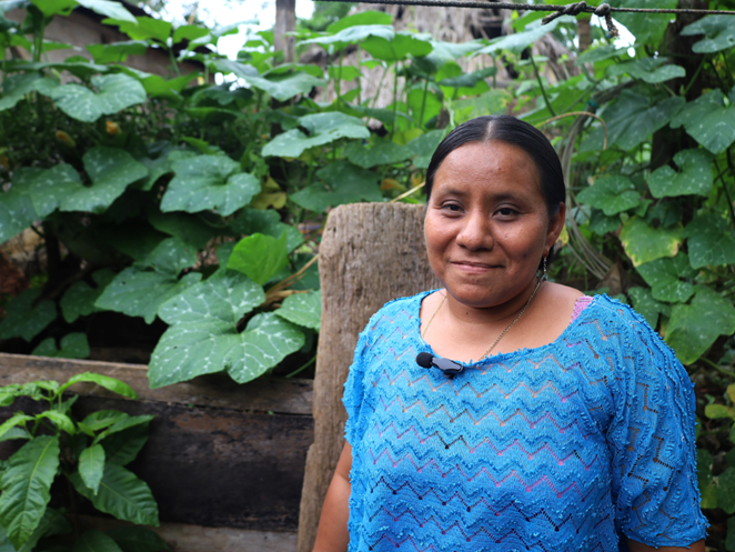 Matilde Carolina Cucul Rax, socia del grupo Mujeres Indígenas y persona asegurada por el seguro paramétrico de WFP, en el entorno de su hogar en Fray Bartolomé de las Casas, Alta Verapaz. © WFP Guatemala / Claudia Lorente