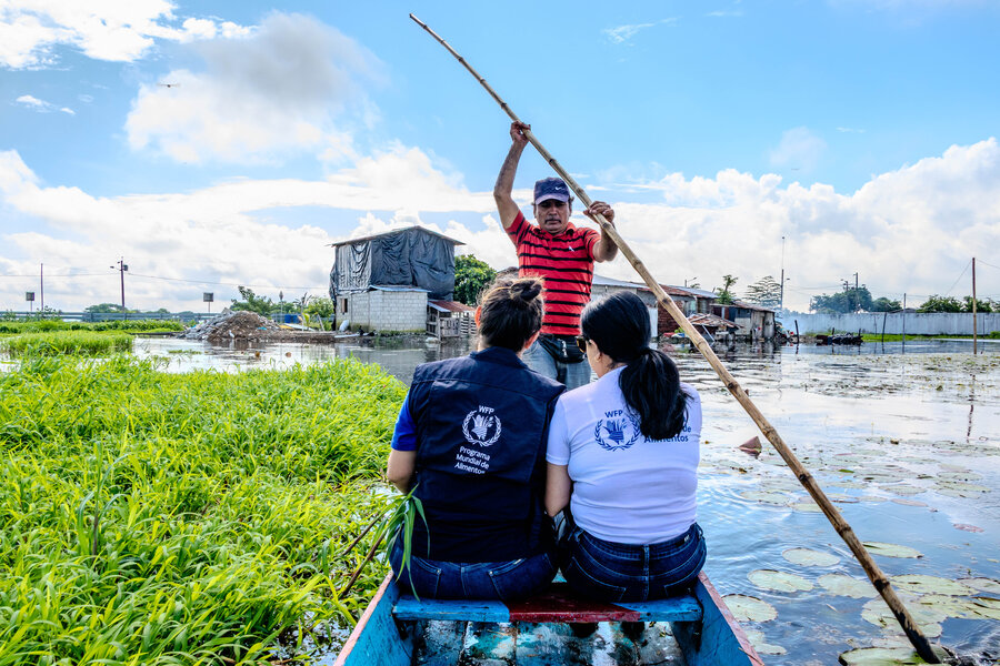 Pedro Arteaga, integrante de la comunidad de Los Espinos, en el municipio de Samborondón, traslada en canoa al personal de WFP por un canal de agua para observar los efectos de las inundaciones en el sector de Quevedo. Foto : © WFP/Gonzalo Ruiz