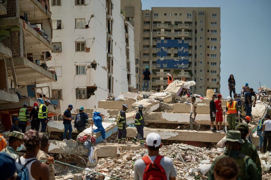  Search and rescue teams look for earthquake survivors amid the rubble in La Guaira, Venezuela. Photo: WFP/Gustavo Vera 