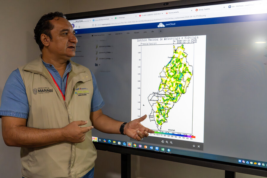 Jairo Enrique Moreira presentando mapas de monitoreo climático para la planificación agrícola. Manabí. Ecuador. Foto:  WFP / Jerónimo Villarreal