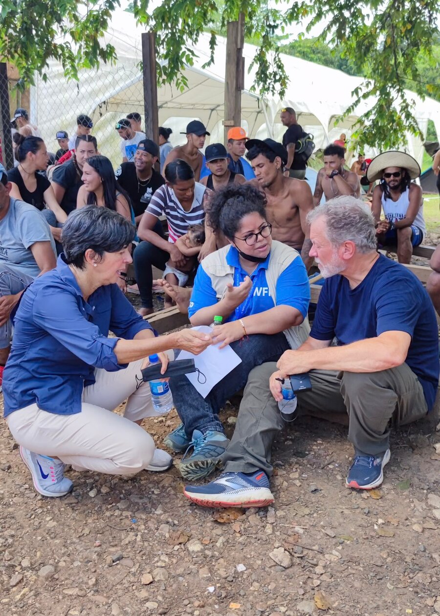 Annette junto a Lola Castro y David Beasley en una estación temporal de recepción migratoria en Darién, Panamá en 2022