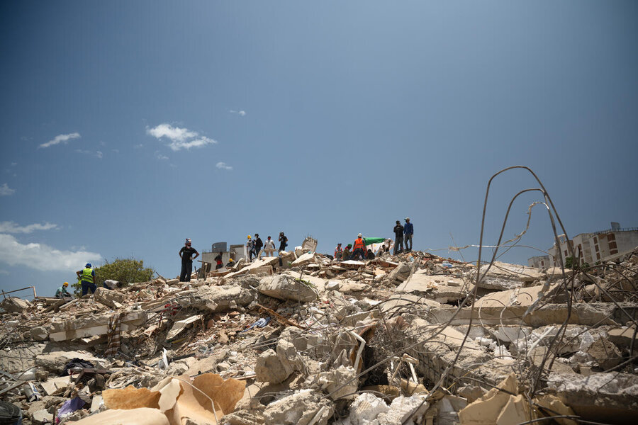 People standing on a mountain of rubble from Venezuela's June 2026 earthquakes. Photo WFP/Gustavo Vera