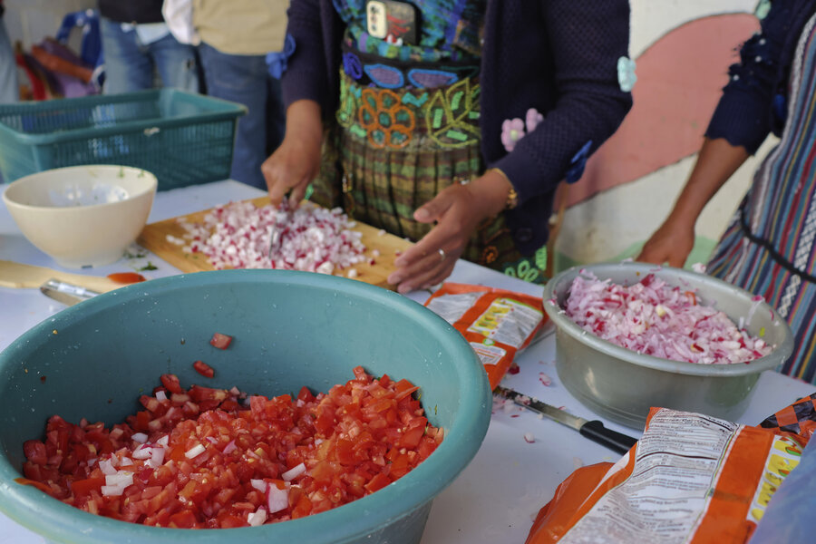 Mujeres en la feria picando vegetales. Foto: WFP / Claudia LLorente