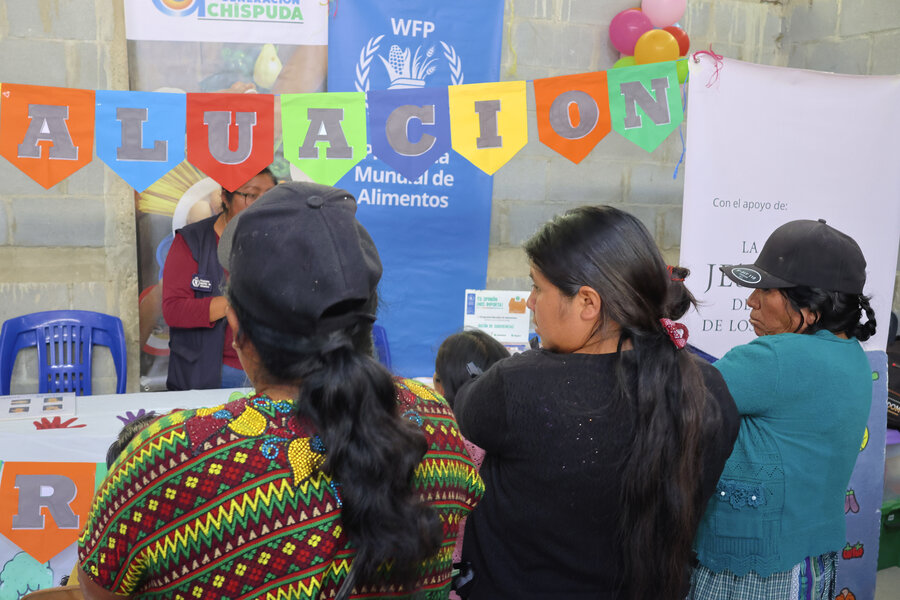 Participantes escuchan una charla sobre nutrición durante una feria comunitaria en Santa Bárbara, Huehuetenango. © Claudia Lorente/WFP Guatemala