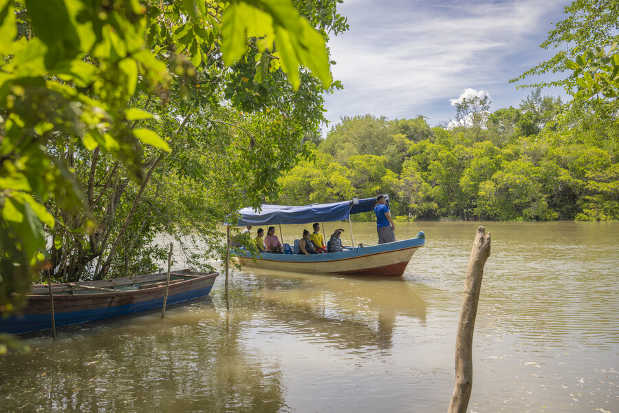 Jocelyn y su familia en un bote a pocos metros de los manglares.