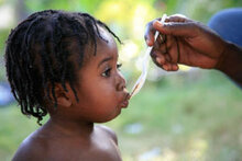 Menos de la mitad de las redes de protección social incluye la nutrición de los niños menores de dos años