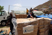 Personal humanitario se prepara para iniciar la distribución de artículos humanitarios. Foto: WFP/Bryanna Hadaway
