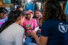 Personal de WFP enseñan a niños y niñas la importancia del consumo de alimentos nutricionales