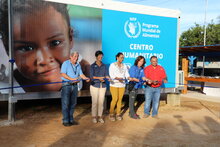Funcionarias del Programa Mundial de Alimentos y del gobierno de Nicaragua cortan la cinta inaugural del Centro Humanitario de la ONU en Bilwi, Nicaragua.