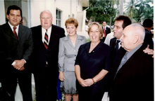 El ex Director Ejecutivo, James T. Morris (segundo de izq. a der.) junto a la ex Presidenta de Panamá, Mireya Moscoso, durante la inauguración de la Oficina Regional de WFP en Ciudad de Panamá en 2003. Foto: WFP/Archivo