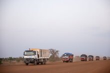 Foto: WFP/Samantha Reinder Convoy de asistencia alimentaria sale del almacén de WFP en Bor, estado de Jonglei, en marzo de 2025.
