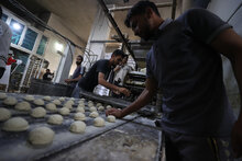 WFP/Ali Jadallah. Se reanuda la producción limitada de pan en una panadería apoyada por WFP en Deir al-Balah.