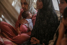 Foto: WFP/Ali Jadallah. Una familia desplazada varias veces de Jabalia vive en una tienda de campaña y enfrenta condiciones de vida muy difíciles.