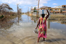 Foto: WFP/Alexis Masciarelli, una mujer regresa a su casa con una caja de alimentos de emergencia del Programa Mundial de Alimentos en la cabeza, tras una distribución en apoyo de la respuesta de emergencia del gobierno de Jamaica en la zona de Arlington, parroquia de St Elizabeth, una de las más dañadas por el huracán Melissa.