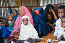 Foto: Las personas desplazadas recientemente y las que han llegado recientemente al campamento de desplazados internos de Khadar en Mogadiscio esperan a ser registradas para recibir asistencia. WFP/Sara Cuevas Gallardo