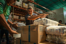 Personal de WFP preparando paquetes de alimentos para su envío en Venezuela