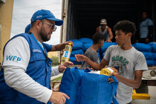 Foto: WFP/Gustavo Vera. Freddy Parada, de WFP, entrega cestas de alimentos en Maiquetía, Venezuela.