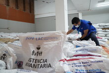 Un miembro del personal de WFP prepara cestas de alimentos para distribuirlas entre los hogares afectados por el terremoto