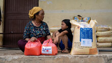 Foto: WFP/Shrawa Shrestha. Distribución de alimentos en Archale, municipio rural n.º 5 de Kisapang, distrito de Nuwakot, una de las zonas más afectadas por las inundaciones, donde varias personas perdieron la vida.