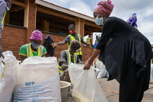 WFP proporciona transferencias de efectivo a los refugiados en el campamento de Dzaleka, Malawi, para la compra de alimentos de su preferencia en los mercados locales. Foto: WFP/Badre Bahaji 