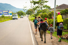 Un grupo de migrantes pasa por el poblado de Esquipulas, departamento de Chiquimula, Guatemala, de camino hacia la frontera con México. Foto: WFP/Giulio d'Adamo