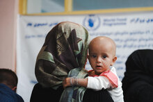 Foto: WFP/Mohammad Hasib Hazinyar. Una madre con su hija llega a la clínica de Bagrami, que cuenta con el apoyo de WFP en actividades contra la desnutrición. Ha traído a su hija desnutrida para recibir el apoyo de WFP y suplementos nutricionales. Kabul, Afganistán.