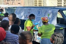 Dos voluntarias sirven comidas calientes a personas desplazadas por la violencia en Puerto Príncipe. Foto: WFP/Jean-Vadler