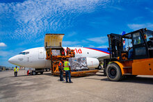   Un avión de carga fletado por WFP, que transportaba suministros médicos para organizaciones de ayuda, fue el primer vuelo de carga humanitaria de la ONU que aterrizó en Puerto Príncipe desde el comienzo de la crisis actual. Foto: WFP/Luc Segur