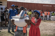 WFP/Tanya Birkbeck. ha completado una distribución que llegó a 50.000 personas en Croix-des-Bouquets, un barrio al norte de la capital que ha estado aislado de la asistencia humanitaria durante años debido a la violencia relacionada con grupos armados, Haití, Puerto Príncipe.