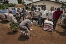 Asistencia alimentaria y logística del PMA lucha por tierra, mar y aire contra el ébola