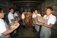 Un convoy del PMA con asistencia alimentaria se dirige a las zonas arrasadas por el terremoto en Ecuador