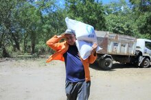 Embajador de Italia visita zona rural de Sébaco durante actividad de entrega de alimentos a familias afectadas por las lluvias e inundaciones