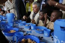 Jose Mourinho visita a los niños que son víctimas de la crisis olvidada