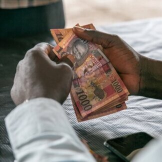 Manos contando dinero en efectivo