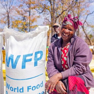 oman recibe asistencia alimentaria en la distribución de WFP en Mwenezi. 