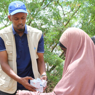 WFP entrega alimentos a las personas afectadas por las riadas en Beletweyne, Somalia. WFP/Fatima Hirsi