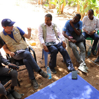 WFP, FAO y represantes del gobierno local se reúnen en Baardheere, Somalia. WFP/Petroc Wilton  