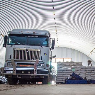 Descarga de legumbres en el almacén de WFP.