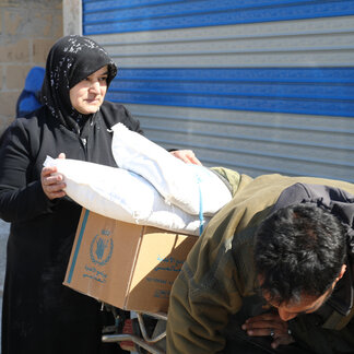 WFP distribuye asistencia alimentaria de emergencia a las familias de refugiados que regresan a la provincia de Alepo para cubrir sus necesidades alimentarias inmediatas mientras intentan reconstruir sus vidas. Foto: WFP/Zuha Akkash