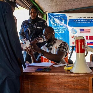 El personal de WFP registra a las personas desplazadas en un centro de asistencia, comprueba sus documentos y coordina las operaciones de ayuda humanitaria en Chad.